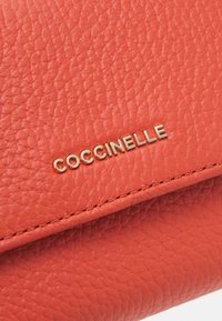 Coccinelle METALLIC SOFT - Portofel - grenadine red