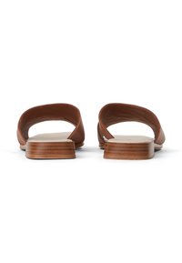 Bruna lädersandaler i slide-modell med öppen baksida, platt träklack och slät krämfärgad sula, som har en minimalistisk design och rena linjer.