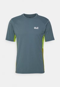 Krátký rukáv sportovní tričko v tmavě šedé barvě s světle zelenými bočními panely. Má kulatý výstřih a logo na horní levé části přední strany.