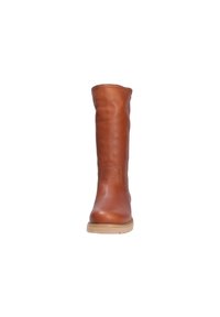 Bota de cuero marrón hasta la rodilla con una textura suave, detalle de costura lateral y una suela de goma ligera con un patrón de tachuelas.