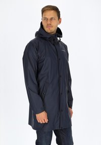 Marine wasserdichte Regenjacke mit Kapuze, vorderem Druckknopfverschluss, elastischen Bündchen und zwei Seitentaschen, aus leichtem Synthetikmaterial gefertigt.