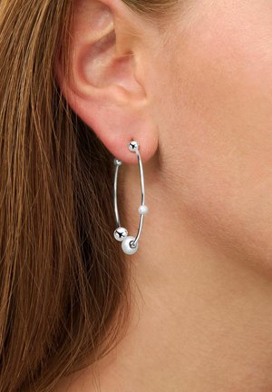 Jane Kønig BIG ATOMIC PEARL HOOP - Un singur cercel - silver coloured
