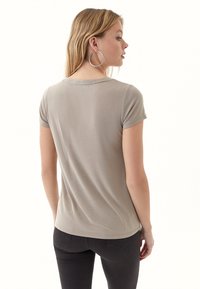 OXXO SOFT TOUCH T-SHIRT BASIC - T-shirt basic - silver mink