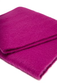Manta de fieltro en un rosa brillante con una textura suave, cuidadosamente doblada con bordes visibles, presenta una superficie lisa y sin patrones distintos.