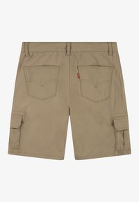 Kahaki spodenki cargo wykonane z bawełny. Cechy obejmują dwie tylne kieszenie, boczną kieszeń cargo oraz usztywniony pas ze wzmocnionymi szwami.