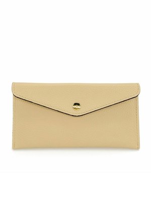 Portefeuille rectangulaire en cuir beige avec une fermeture à rabat sécurisée par un bouton rond doré centré, sur fond blanc.