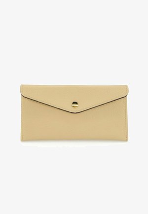 Portefeuille rectangulaire en cuir beige avec une fermeture à rabat sécurisée par un bouton rond doré centré, sur fond blanc.
