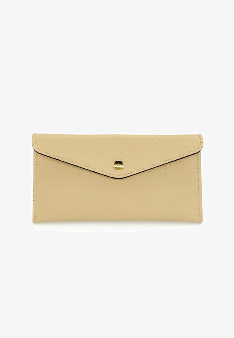 Portefeuille rectangulaire en cuir beige avec une fermeture à rabat sécurisée par un bouton rond doré centré, sur fond blanc.