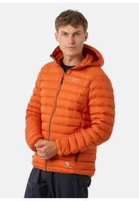 Oranje pufferjack met een capuchon, voorzien van een ritssluiting, gewatteerd ontwerp en een logoaccent near de zoom. Lichtgewicht en geïsoleerd.