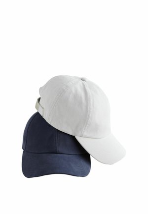 Dwie proste czapki z daszkiem ustawione jedna na drugiej, biała na górze i granatowa poniżej, obie z zakrzywionymi daszkami i regulowanymi paskami.