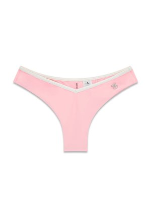 Tanga rosa de mujer con ribete blanco y un pequeño logo metálico en la cadera derecha, talla pequeña, presentado plano sobre fondo blanco.