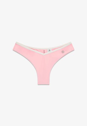 Tanga rosa de mujer con ribete blanco y un pequeño logo metálico en la cadera derecha, talla pequeña, presentado plano sobre fondo blanco.