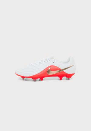 Hvid og rød Nike fodboldstøvle med gyldent swoosh, snøredesign og seks røde knopper under sålen til greb på græs.