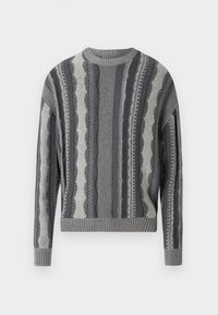 Γκρι πουλόβερ με μοτίβο που διαθέτει οριζόντιες ρίγες με ποικίλες υφές, ριμπ λαιμόκοψη και μανσέτες. Το υλικό έχει μαλακή, πλεγμένη επιφάνεια.