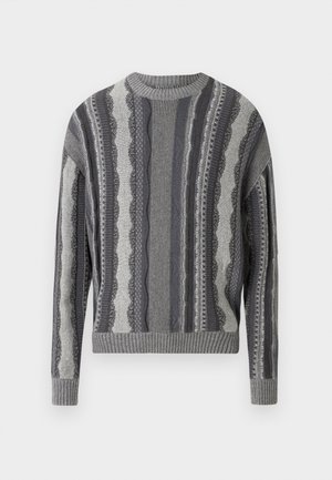 Suéter gris con un patrón de rayas horizontales de diversas texturas, cuello y puños acanalados. El material tiene un acabado suave de punto.