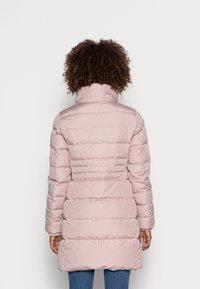 Helle rosa Daunenjacke mit hohem Kragen, horizontalem Steppmuster und langen Ärmeln. Verfügt über einen lässigen Schnitt und eine knielange Form.