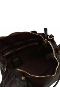 Bruine leren handtas met een gestructureerde afwerking, voorzien van een goudkleurige rits en hardware, en een interieur met meerdere vakken.