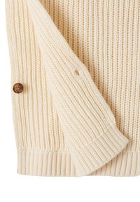 Cremfarbener, gestrickter Pullover mit ribbeligem Design, ausgestattet mit einem Holzknopf am Ärmel und strukturiertem Stoff.