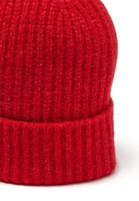 Berretto lavorato a maglia rosso realizzato in lana. Presenta una texture a coste e un risvolto piegato. Parte superiore tondeggiante con un motivo di cucitura uniforme.