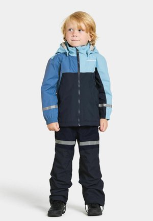 Vandtæt børns overtøjssæt med en tofarvet blå jakke og sorte bukser. Reflekterende detaljer forbedrer synligheden. Blødt, holdbart stof.
