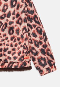 Chaqueta bomber de estampado de leopardo con acabado brillante, puños elásticos, dobladillo forrado de piel y etiqueta de la marca en rojo. Predominantemente en beige y negro.