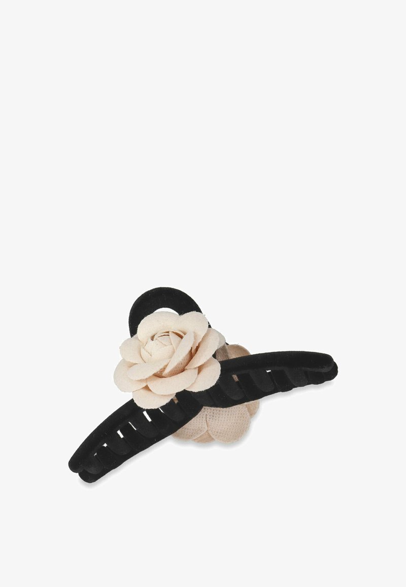 Zwarte haarclip met een gestructureerd, gebogen ontwerp, voorzien van een beige faux bloemaccent. De clip is vervaardigd uit plastic en heeft geribbelde details.