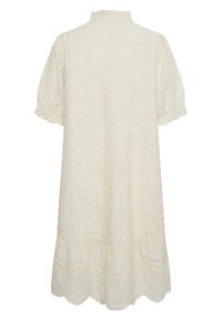 Kermatoiminen mekko, joka on valmistettu silmukkakankaasta ja jossa on korkea kaula, puffihihat, hapsureunus sekä kerroksellinen muotoilu koristeellisin leikkuuin.