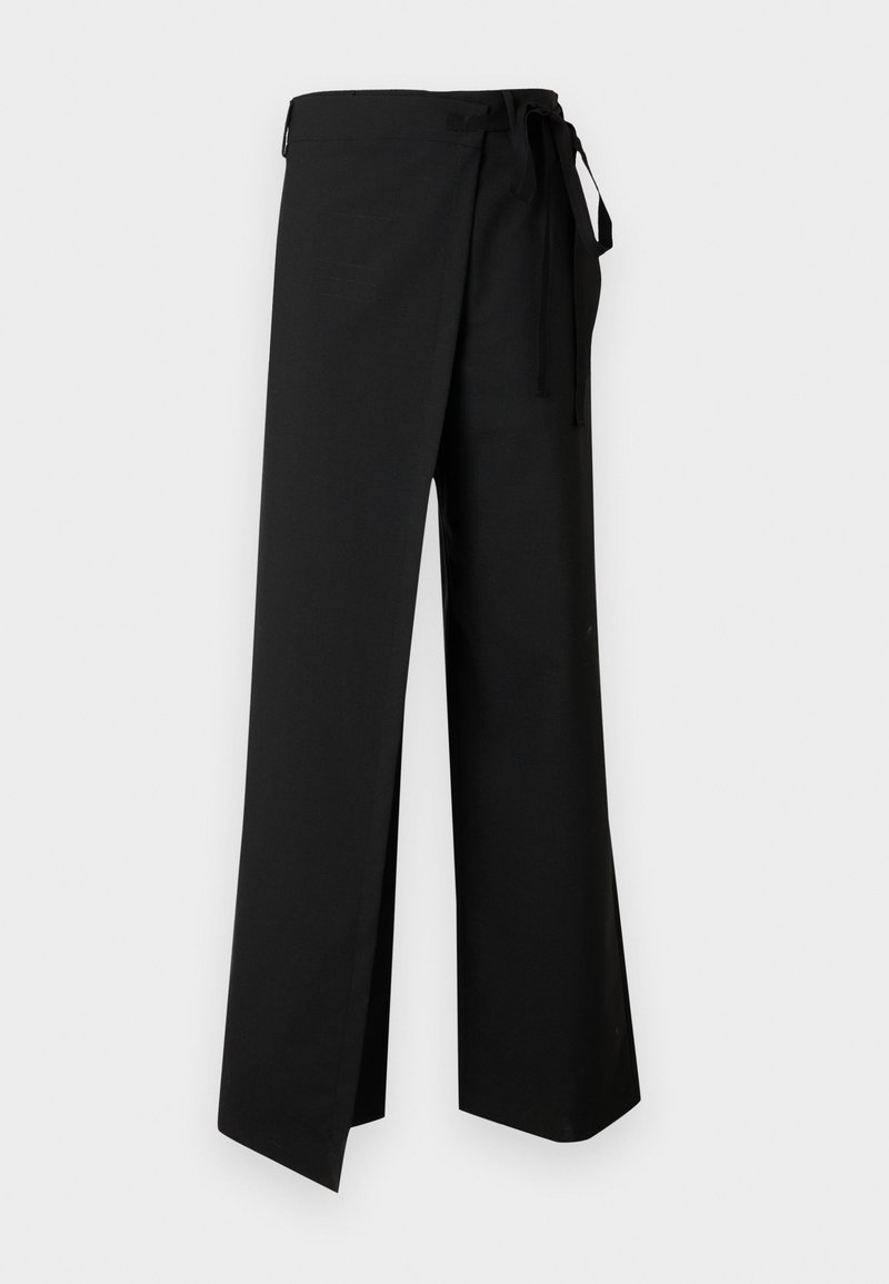 Pantalon noir à jambes larges avec ceinture à nouer, présentant une texture lisse et une fente à l'avant, conçu pour le confort et la liberté de mouvement.