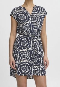 Mörkblå klänning med korta ärmar, prydd med ett vitt blommönster, en V-ringning och midja med dragsko. Slät tyg med en avslappnad passform.