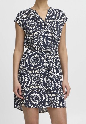 Vestido azul marino con mangas cortas, que presenta un patrón floral blanco, un escote en V y una cintura ajustada. Tejido suave con un corte holgado.