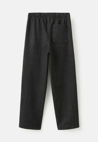 Čierne nohavice s rybími kostmi, s elastickým pásom a jednou zadnou vreckom, s uvoľneným a širokým strihom.