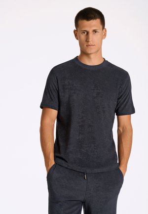 Donkergrijze crewneck t-shirt van textiel met structuur, korte mouwen en een ontspannen pasvorm, gecombineerd met bijpassende broek met een subtiele glans.