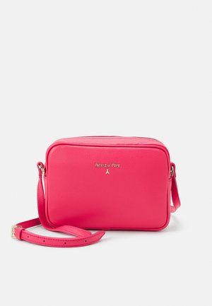 Sac bandoulière en cuir rose vif avec sangle réglable et logo Patrizia Pepe doré sur le devant, sur fond blanc.