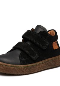 Scarpa in pelle nera e camoscio con due cinturini in velcro, parte superiore testurizzata, suola in sughero marrone con dettagli verdi e piccolo logo accentuato.