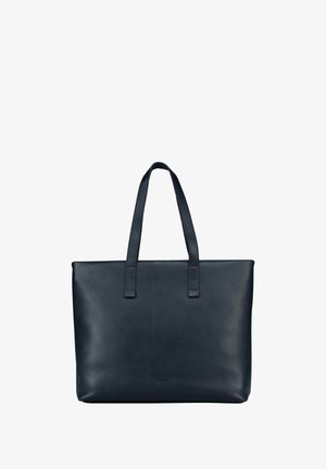 Sac fourre-tout en cuir noir avec deux bretelles, de forme rectangulaire, surface texturée et design minimaliste. Présente un détail de logo à l'avant.
