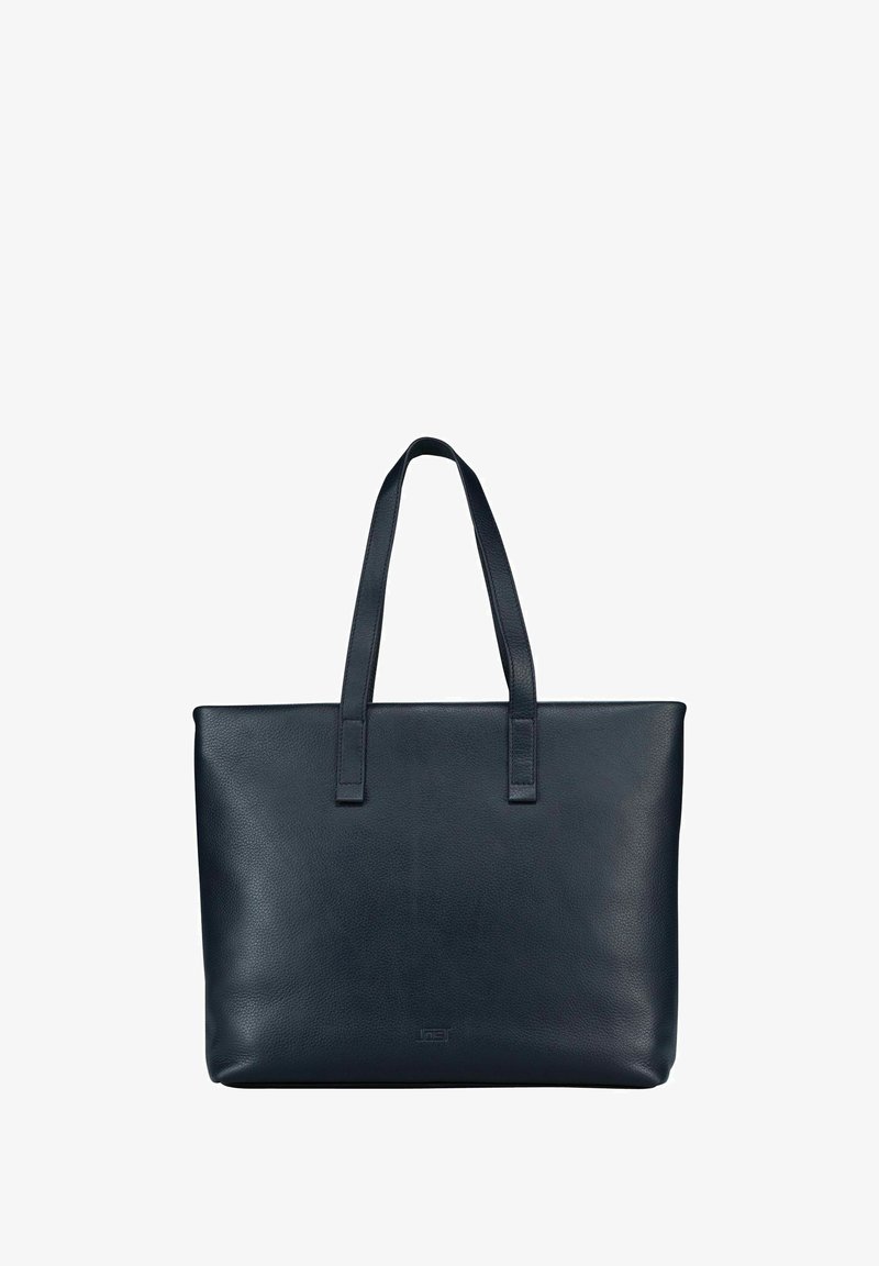 Sac fourre-tout en cuir noir avec deux bretelles, de forme rectangulaire, surface texturée et design minimaliste. Présente un détail de logo à l'avant.