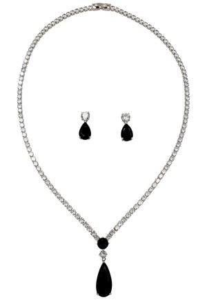 Silberne metallische Halskette mit klaren Strasssteinen und einem zentralen schwarzen Steinanhänger. Passende Ohrringe mit einem ähnlichen Design.