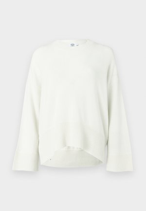 Hvit, stripete genser med løs passform, rund hals og trekvartlange ermer med en høy-lav kant. Myk tekstur og minimalistisk design.