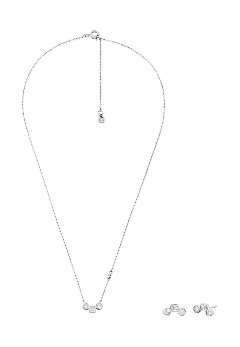 Set di gioielli in tono argento che presenta una delicata collana a catena con tre cristalli trasparenti e orecchini a bottone abbinati in forme geometriche.