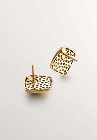 Pendientes de oro con forma rectangular que presentan patrones perforados. Textura suave y varillas delgadas para un uso seguro.