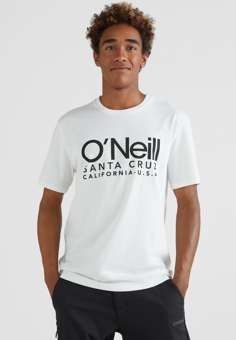 Bílá bavlněná trička s krátkými rukávy, na kterých je velký černý textový logo "O’Neill Santa Cruz Kalifornie - USA".