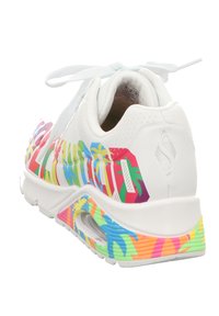 Weiße Sneaker mit bunten Palmenblattmustern, runder Form, Mesh-Details und weicher Textur. Verfügt über eine dicke Sohle mit einem Luftkissen.