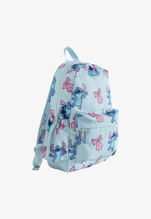 Zaino azzurro chiaro con più immagini del personaggio Stitch e fiocchi rosa, con tasca frontale e maniglia superiore a loop.