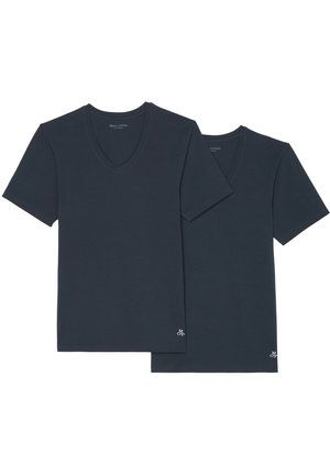 Due magliette a maniche corte blu navy a scollo a V esposte in piano, con un piccolo logo sull'orlo. Il tessuto sembra liscio e leggero.