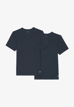 Due magliette a maniche corte blu navy a scollo a V esposte in piano, con un piccolo logo sull'orlo. Il tessuto sembra liscio e leggero.