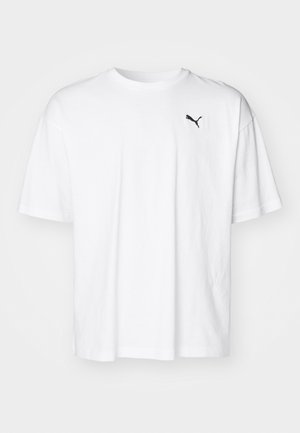 Witte katoenen T-shirt met ronde hals en korte mouwen. Heeft een klein zwart Puma-logo op de linkerborst. Zachte textuur.
