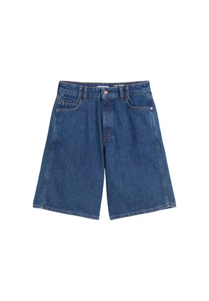 Shorts en denim de couleur bleu foncé avec une coupe ample, présentant cinq poches, des passants de ceinture et des coutures contrastées le long des coutures.