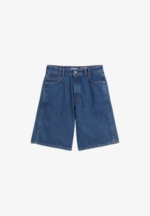 Donkerblauwe denimshorts met een losse pasvorm, voorzien van vijf zakken, riemlussen en contrasterende stiksels langs de naden.