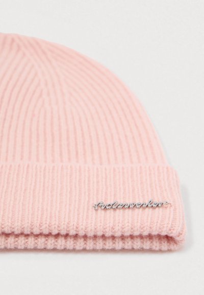 Roze gebreide beanie met geribbelde textuur en omgeslagen rand. Voorzien van een zilverkleurig metalen logo aan de voorkant.