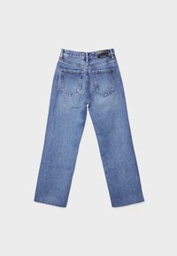 Jean en denim bleu avec deux poches arrière, passants pour ceinture, et un patch de marque en cuir noir sur la ceinture, posé à plat sur un fond blanc.